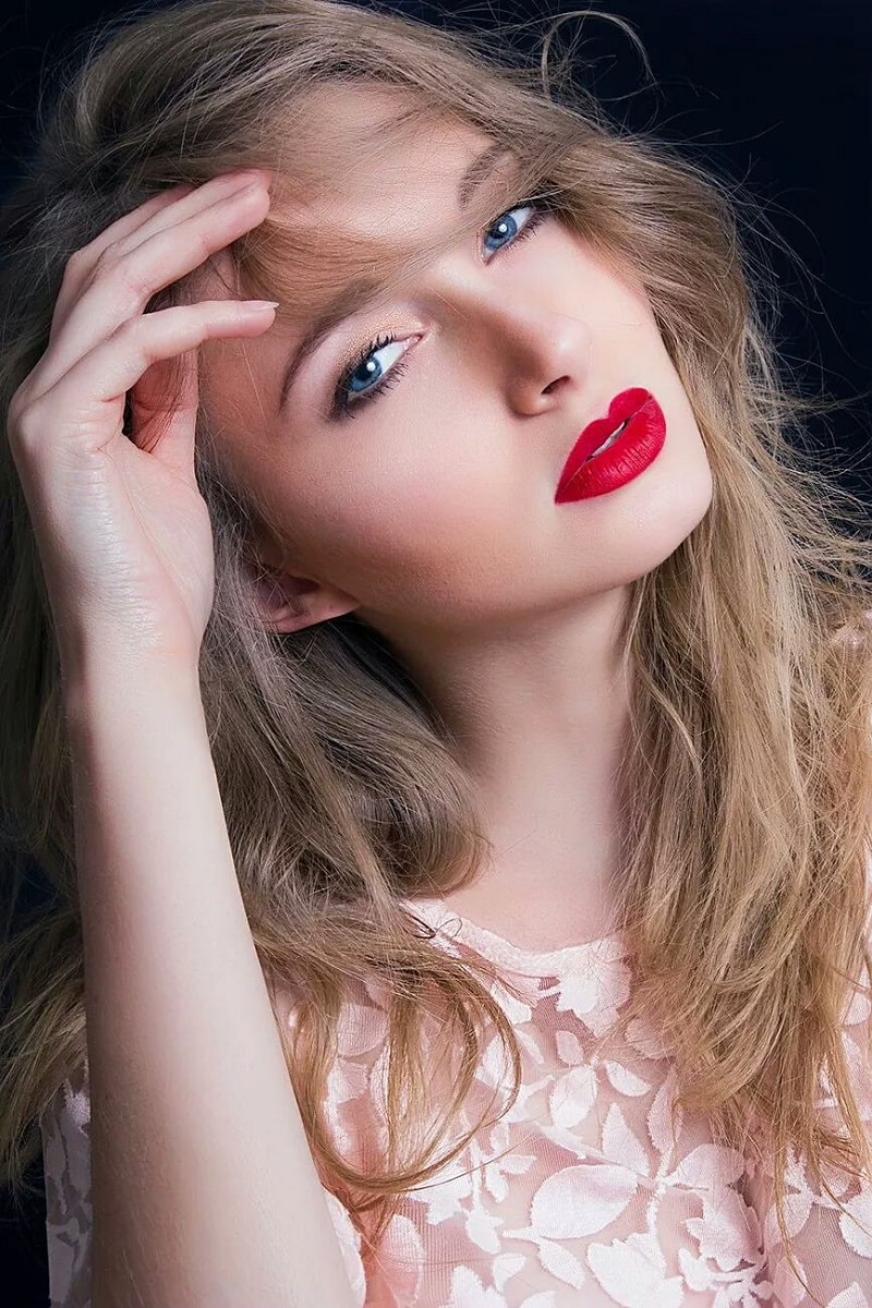 Jeune femme bien maquillée