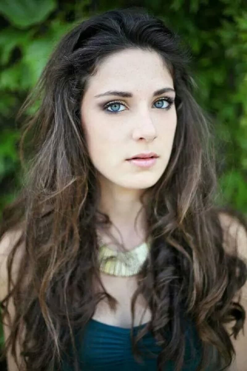 Jeune femme aux yeux magnifiques
