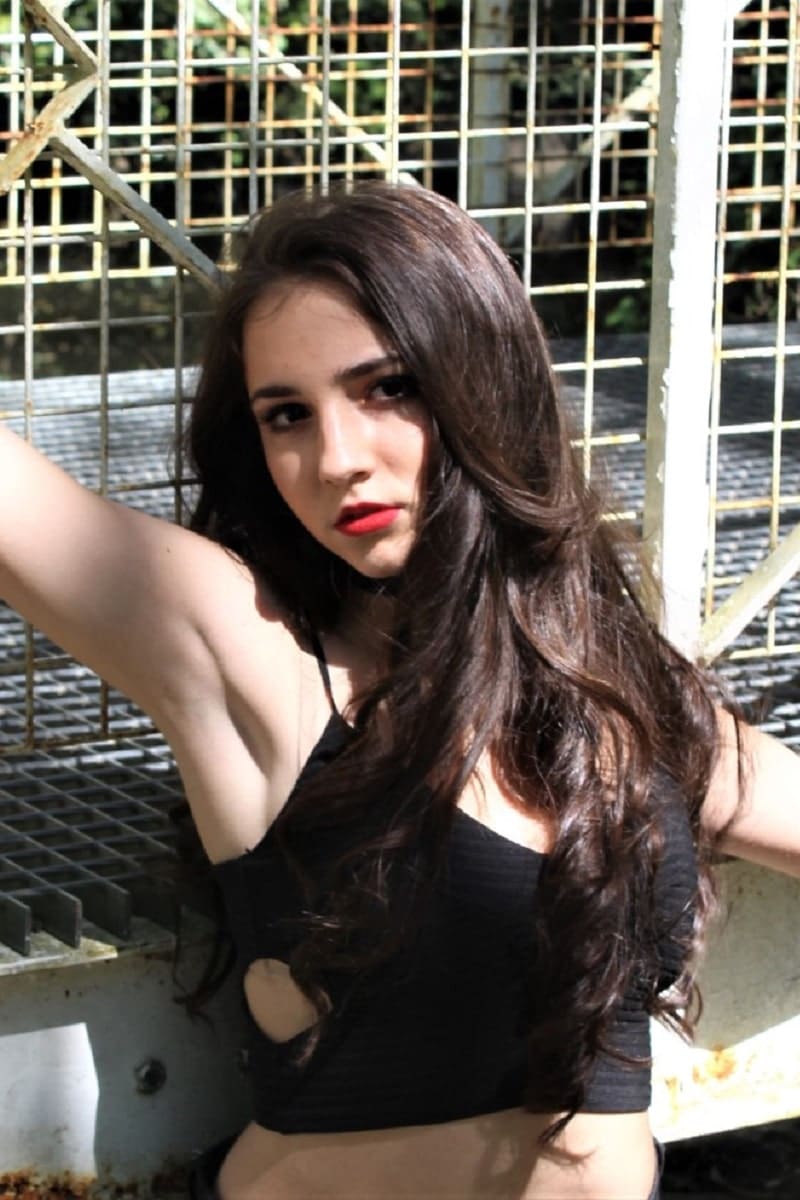 Jeune femme bien coifée et maquillée