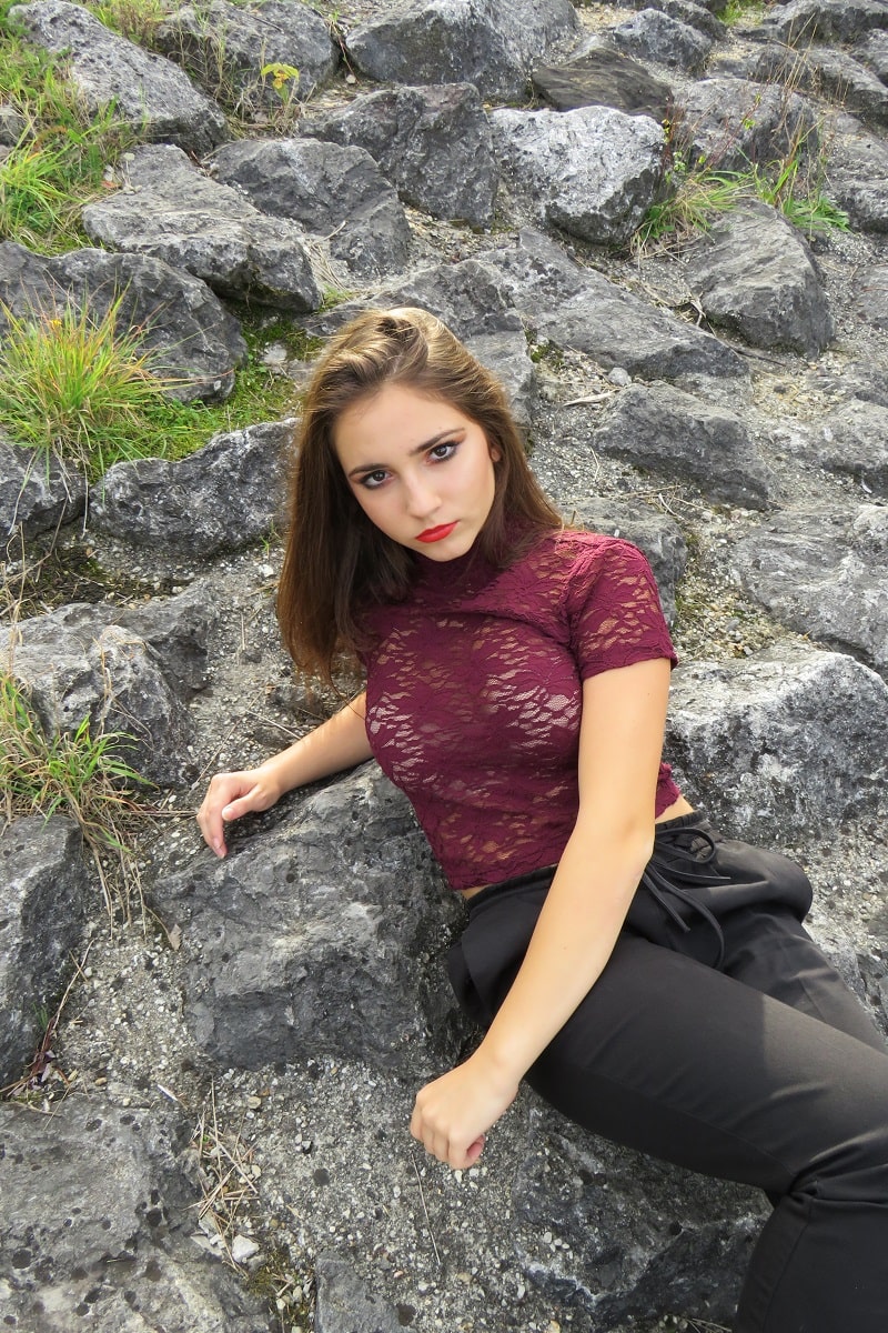 Jeune femme assise dans la nature