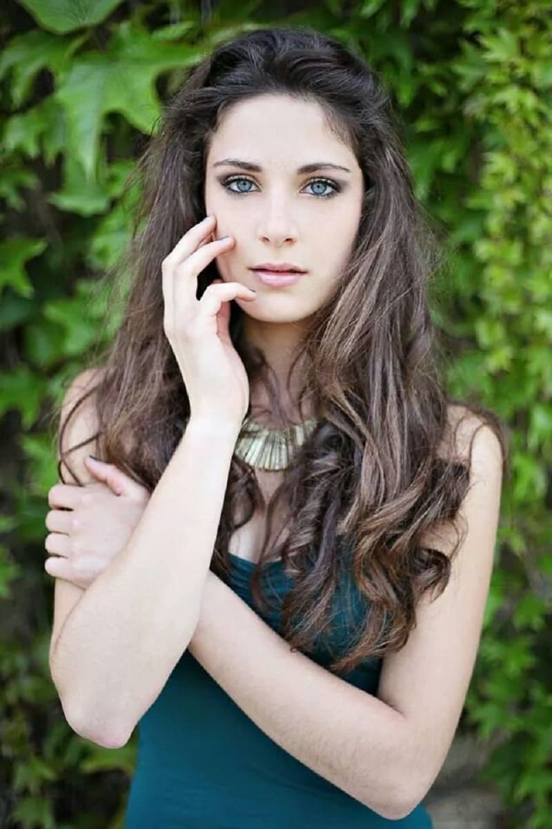 Jeune femme dans une attitude pensive