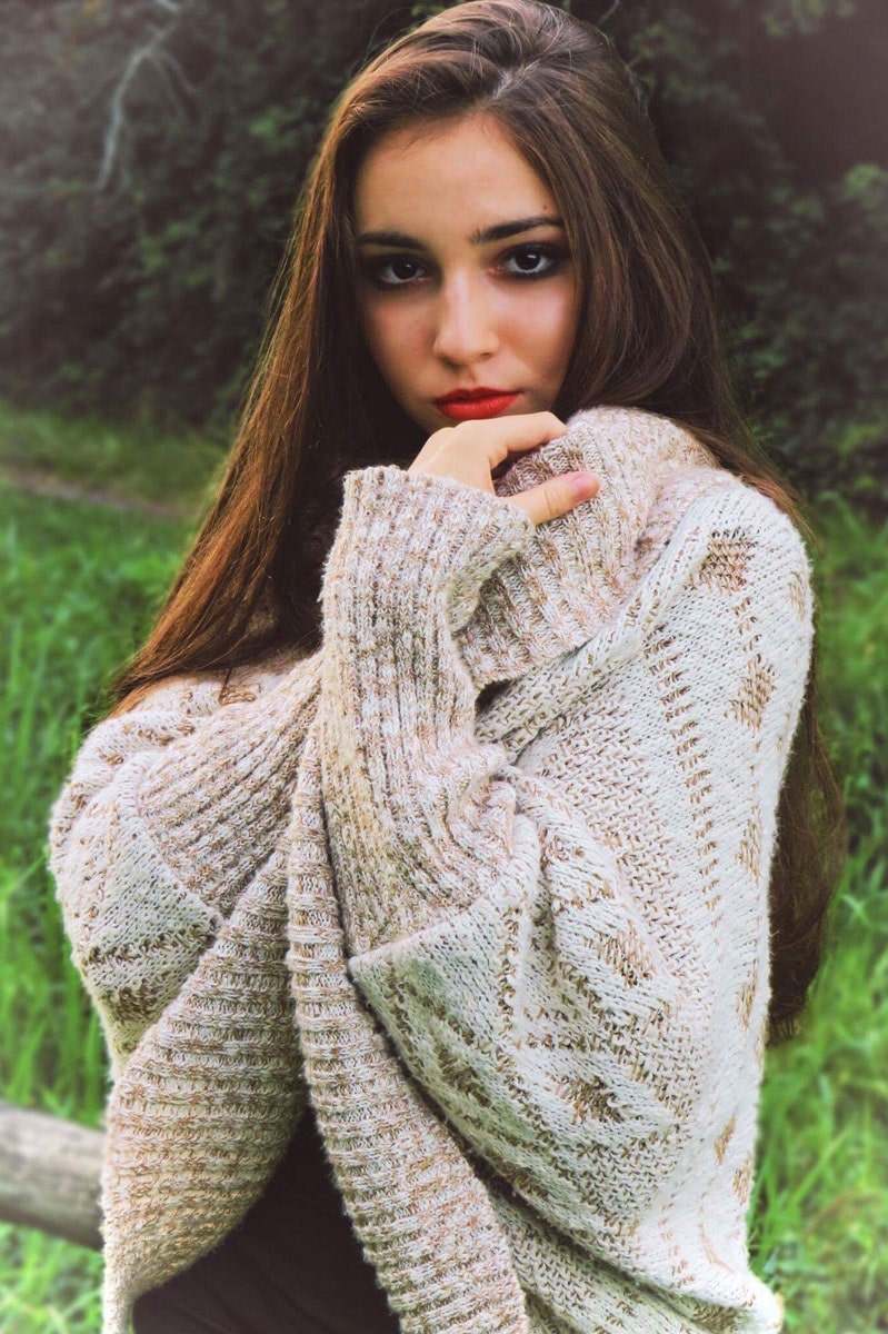 Jeune femme émitoufflée dans son pull
