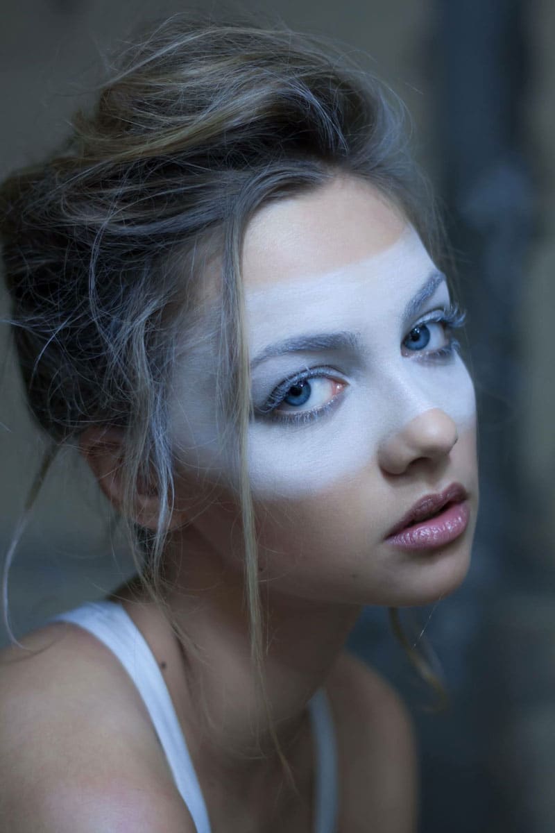 Portrait d'une jeune femme au regard interrogateur
