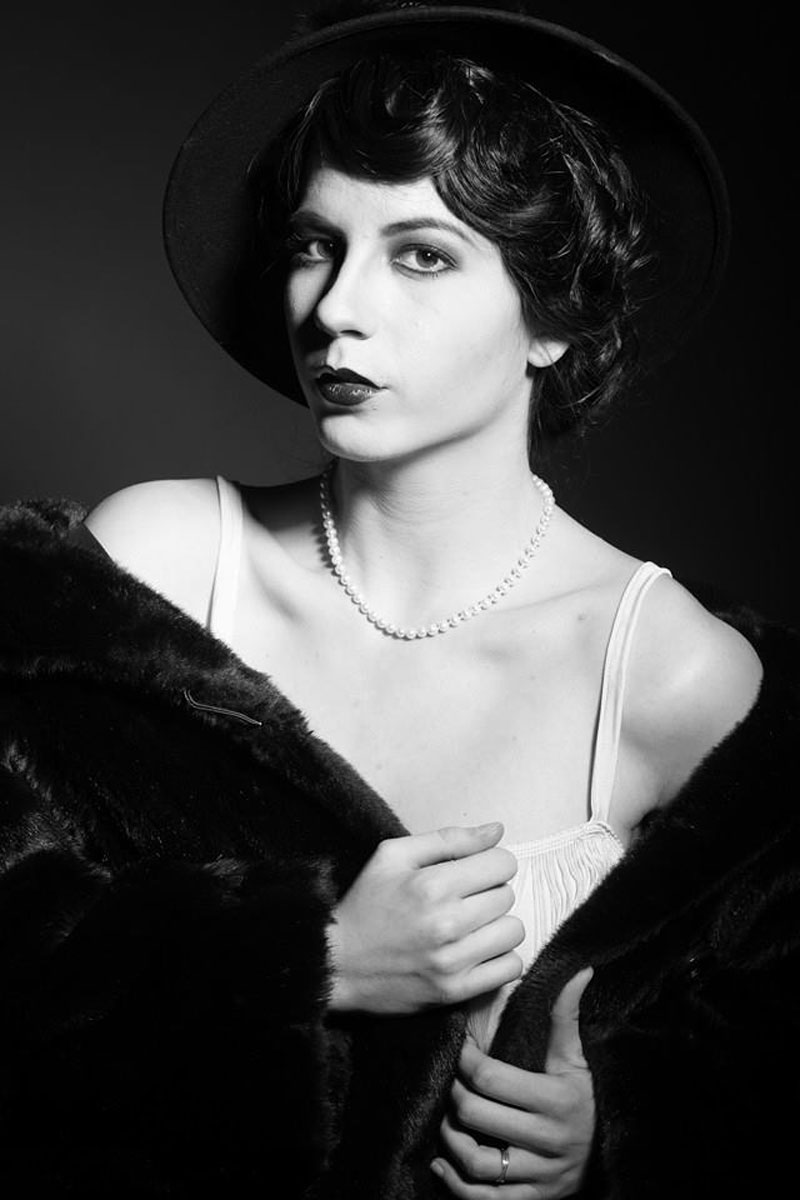 Photo en noir et blanc d'une jeune femme