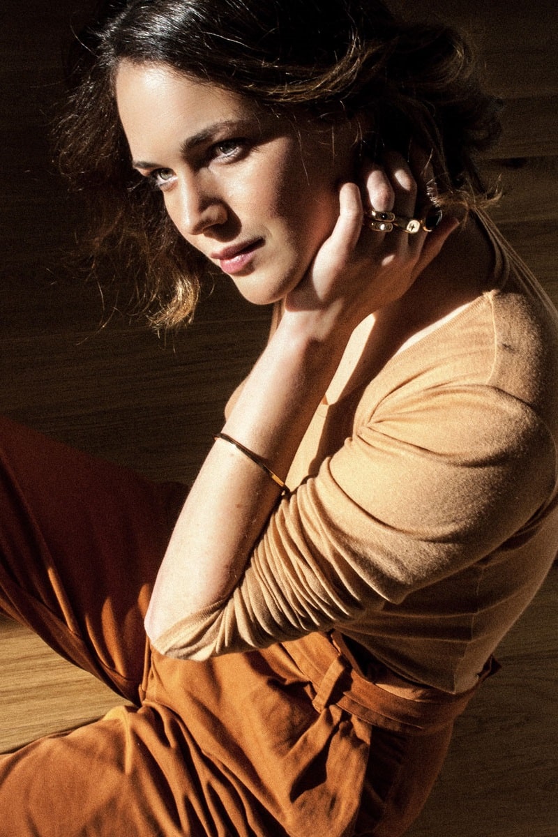 Jeune femme pensive
