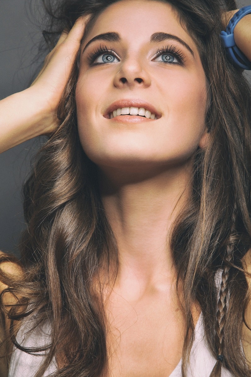 Jeune femme aux bras relevés montrant son bien-être