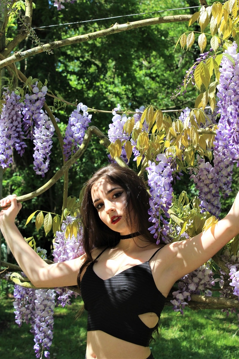 Jeune femme devant une glycine