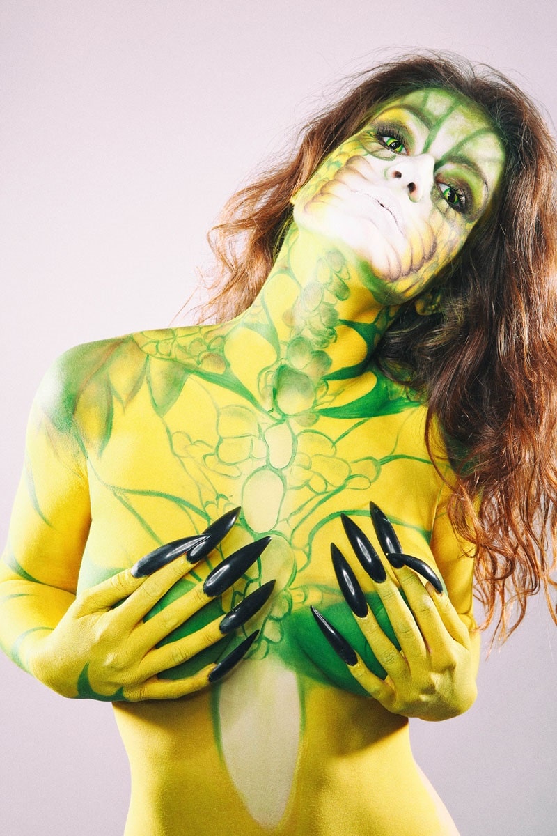 Jeune femme après bodypainting