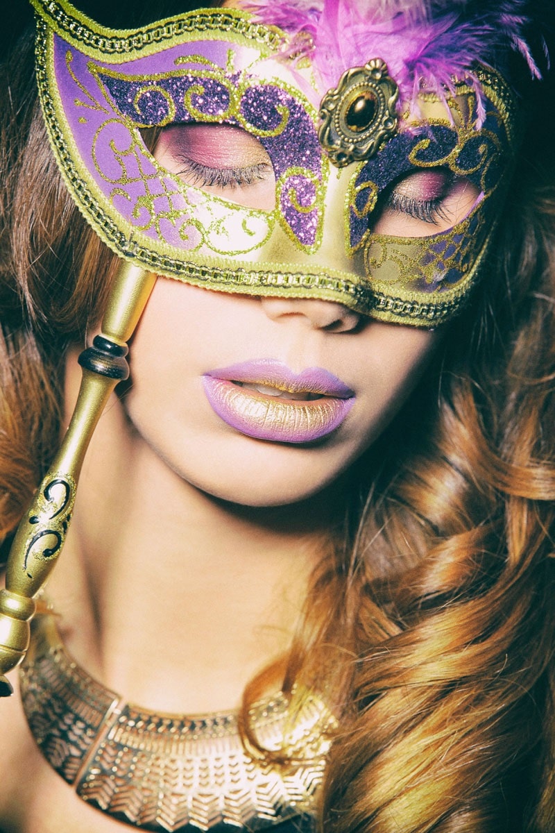 Jeune femme maquillée avec un masque