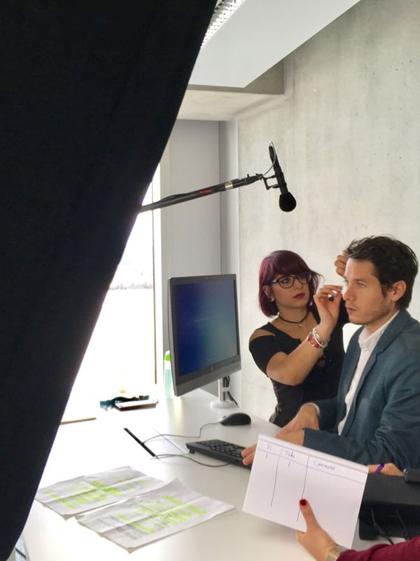 Camille prépare un acteur avant un tournage