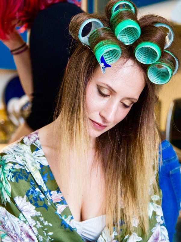 Une jeune femme avec des bigoudis dans les cheveux