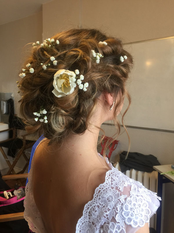 Une mariée avec une belle coiffure de dos
