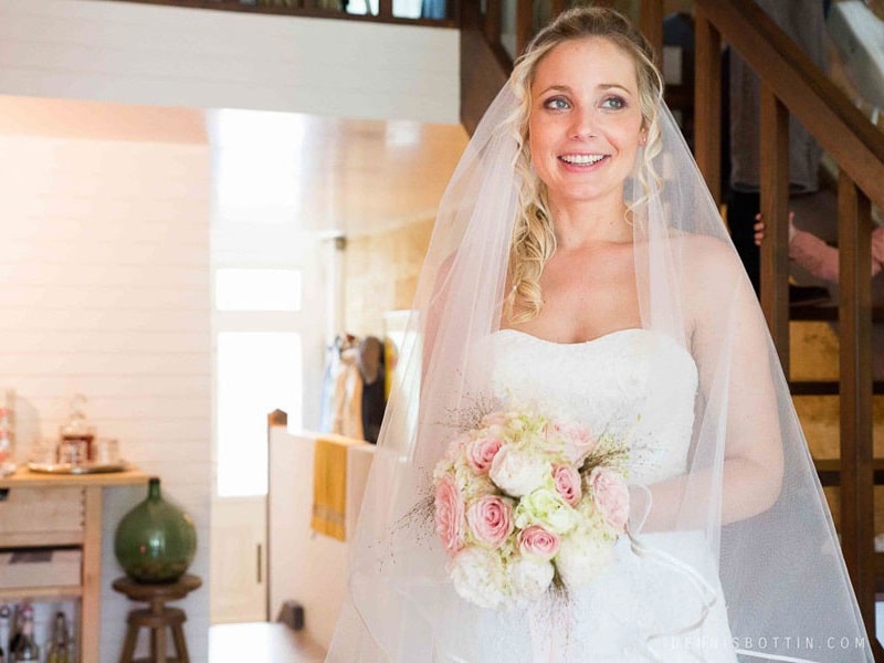 Une mariée prête chez elle avant le départ