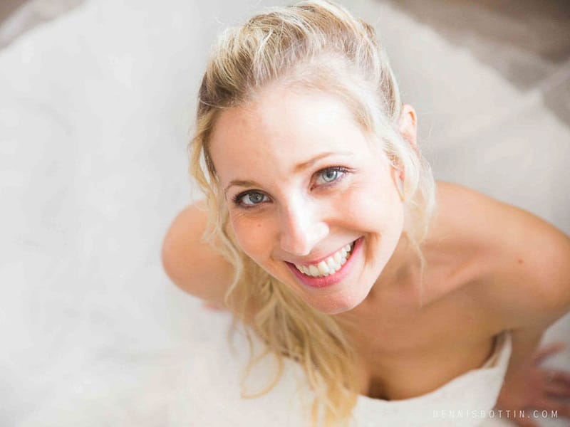 Une mariée entourée de son voile