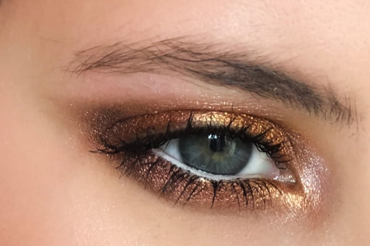 Oeil ouvert joliment maquillé